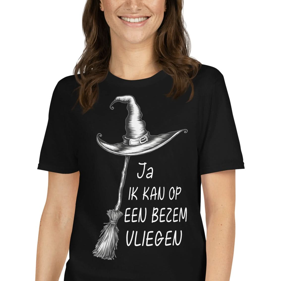Unisex T-shirt (bezem- Ja ik kan vliegen op bezem)