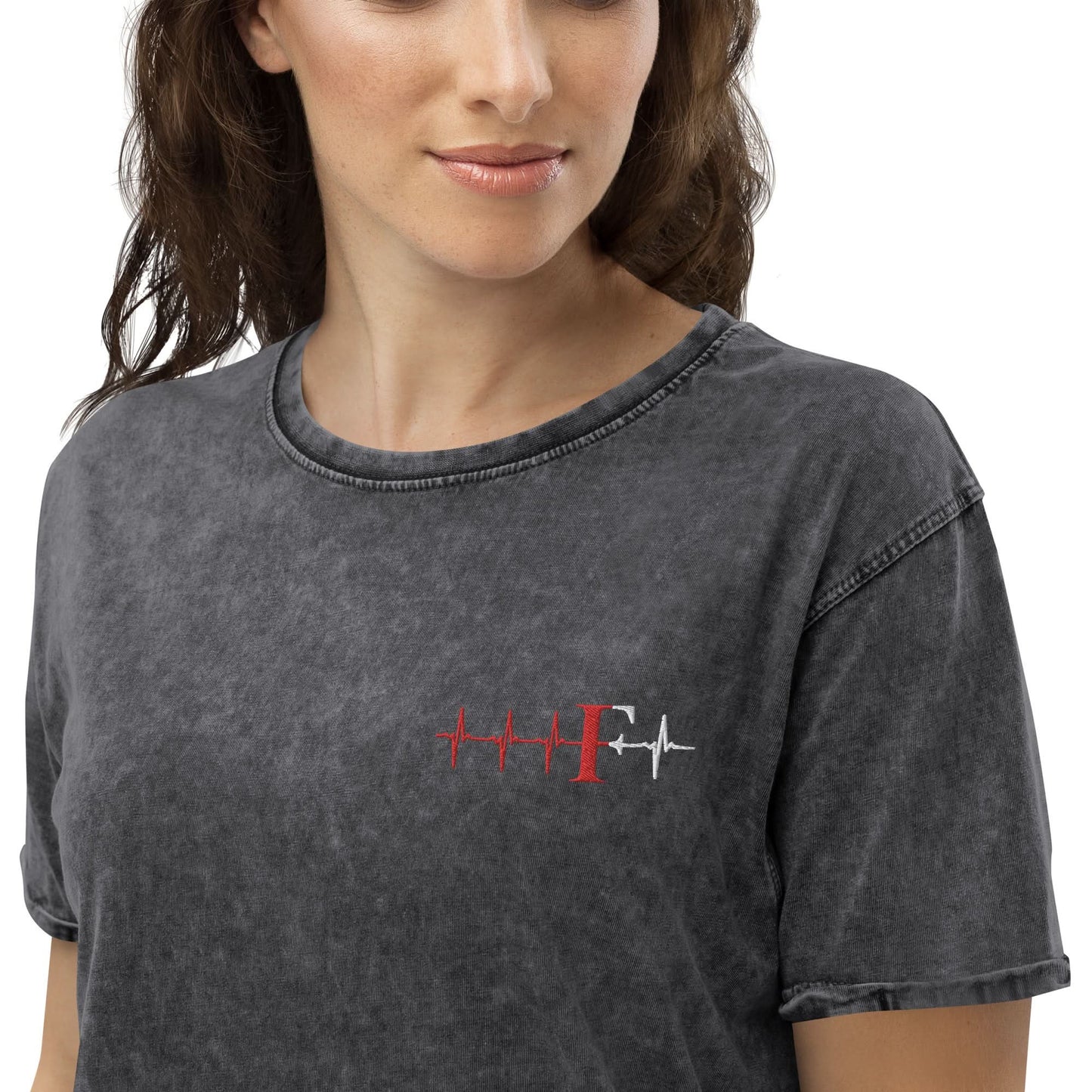 Denim Unisex T-shirt- Geborduurd (Feye heartbeat)