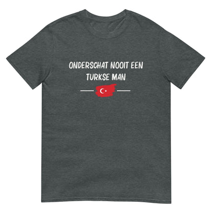 Unisex T-shirt (Onderschat nooit een Turkse man)