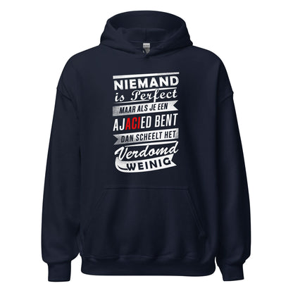 Unisex hoodie (Niemand is perfect maar als je een Ajacied bent dan scheelt het verdomd weinig)